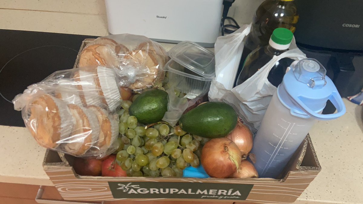 yo: abuela me voy ya🥺
mi abuela: espera que el abuelo y yo te hemos preparado unas cosicas pa que te lleves😘😘😘😘
las cosicas: