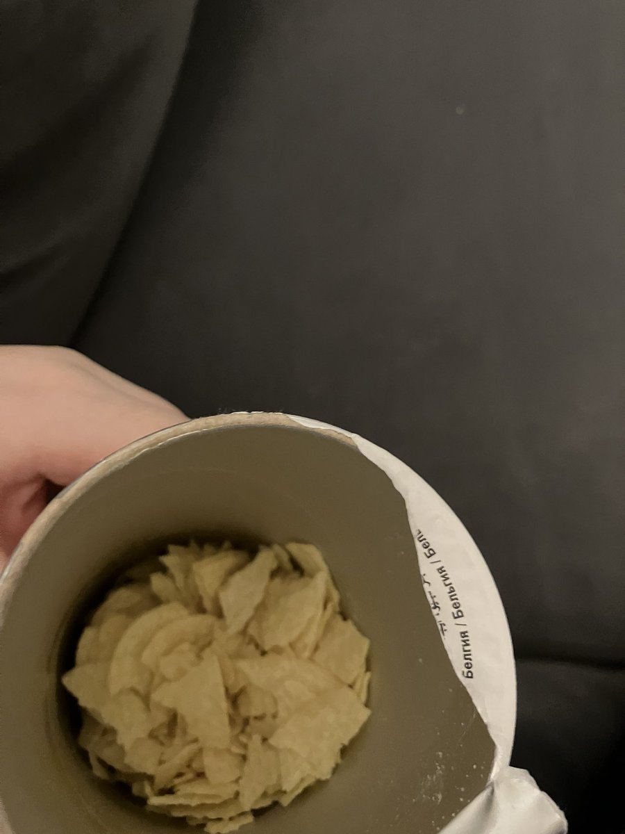 KateLoveTheatre's tweet image. @Pringles  what happened here, just opened???  What you going to do about it please? I can be a very powerful ally! #PringlePower #BrokenBits