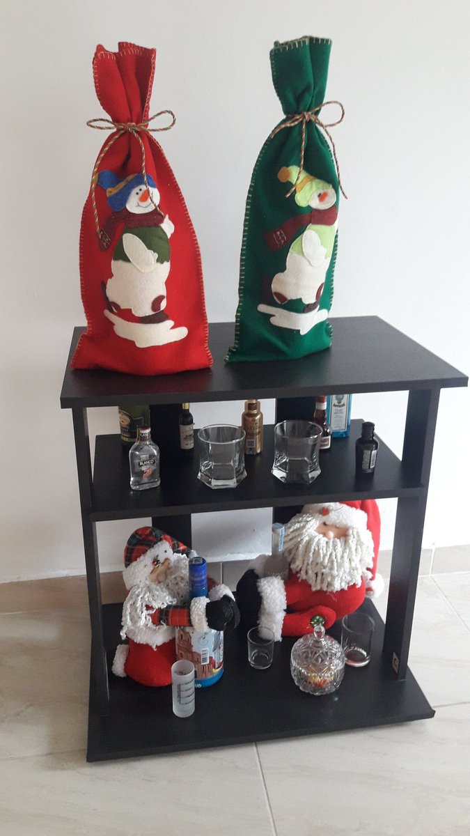 c_aragon10's tweet photo. @RadioPlaneta969 #ArmandolaNavidad hola muchachos por acá juiciosos con mi decoradora estrella, mi esposa hincha de la mecha y yo del Cali, una muestra 💚❤ de una la decoración, así vamos con la mejor programación 🌲🎉🍾 https://t.co/Vymj1AlQi0