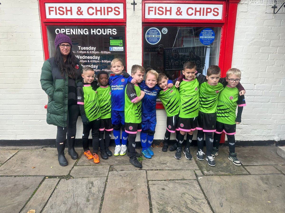 Our U8 team played away in Hedon today and paid a visit to club sponsor Leedhams Fish and Chips before their game. Once again a BIG THANK YOU for sponsor our club helping to create opportunities for boys and girls to play football in East Hull! 👏 #Hull #Hedon #localbusiness