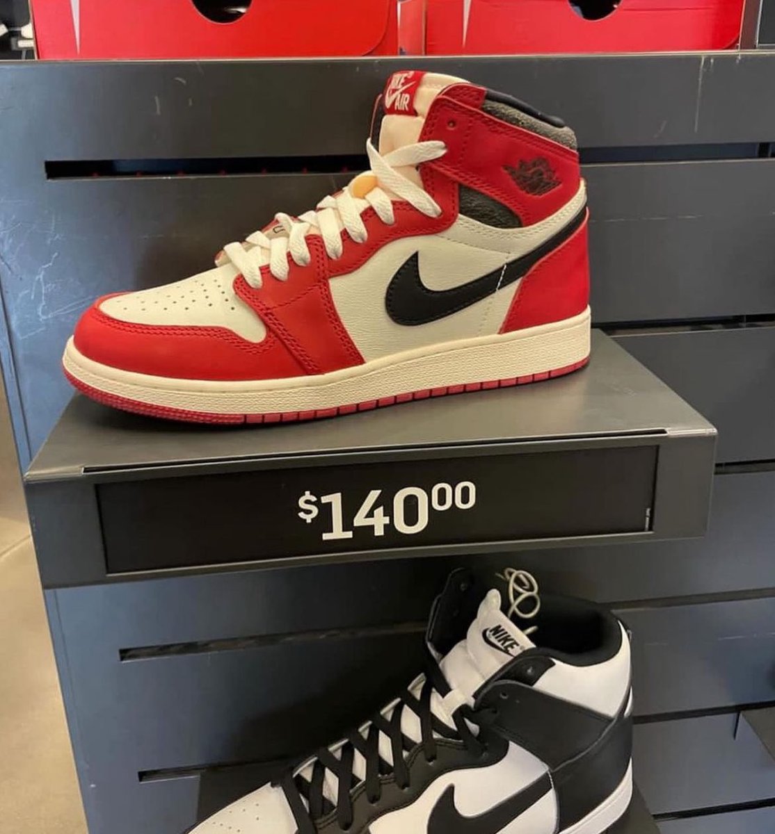🚨Une Jordan 1 High ‘Lost and Found’ GS trouvée en outlet Nike ! 😵‍💫

📍: Long Island, New York
