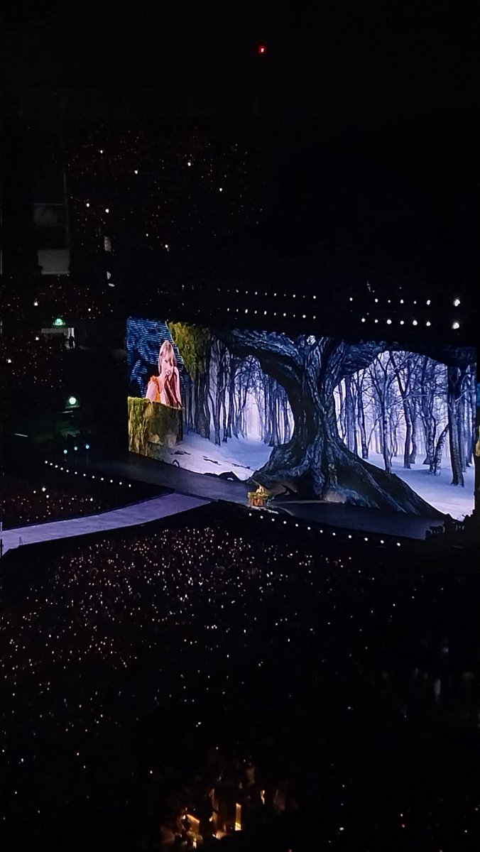 repjuli's tweet photo. lo que viví ayer, es inexplicable. todavía no proceso nada, estoy tan agradecida de poder haber tenido una experiencia tan hermosa como the eras tour, no puedo creer nada #TSTheErasTourBuenosAires ❤️‍🩹 https://t.co/22rzz2wJ75