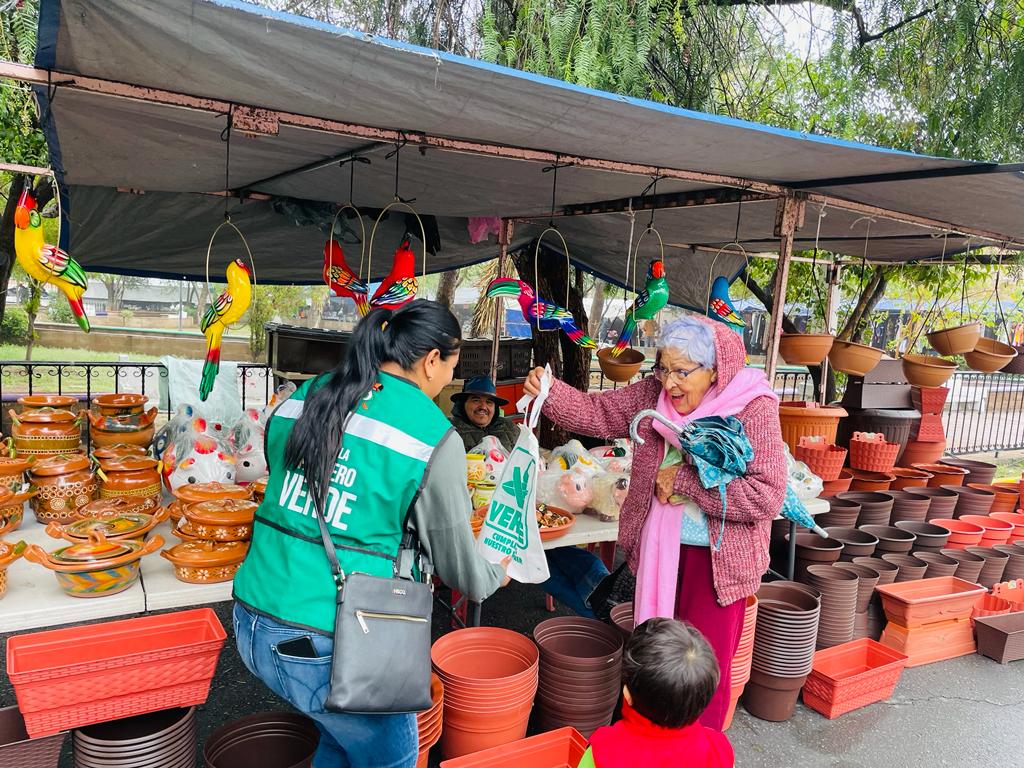 saltillo_verde's tweet photo. 🌿Entrega de Libros de la mujer y bolsas ecológicas en Mercado Plaza de la Madre, gracias por la aceptación💚
#PVEM #Saltillo #Coahuila #MedioAmbiente #Libros #Mujer https://t.co/J4l6czYikG