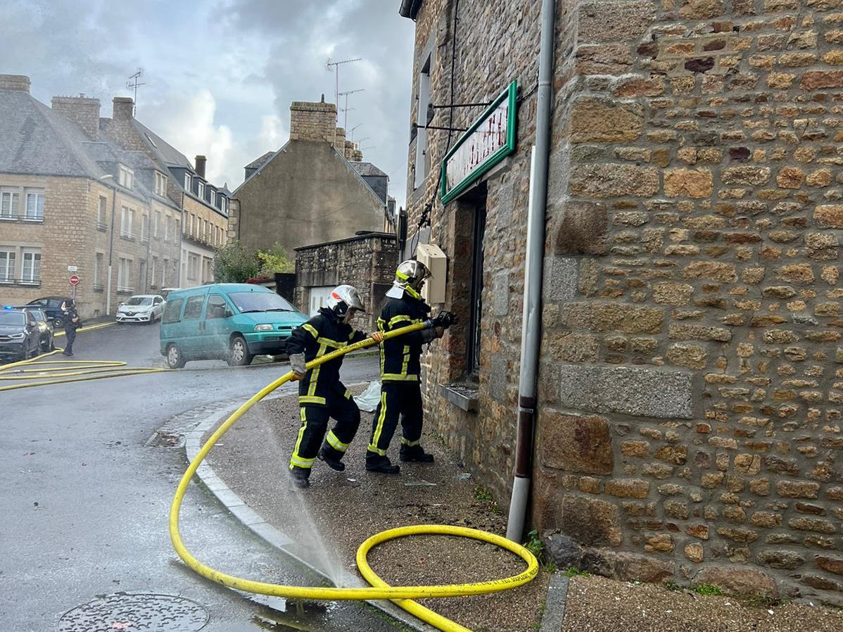 SDIS50's tweet image. 🚒 [Intervention] 1/2 hier, samedi 11 novembre, les sapeurs-pompiers de #LaManche ont été engagés sur un virulent feu d'habitation collective dans le centre ville d'#Avranches. L'arrivée rapide des premiers moyens incendie a permis de limiter la propagation des flammes.
