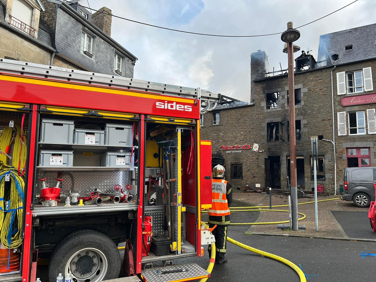 SDIS50's tweet image. 🚒 [Intervention] 1/2 hier, samedi 11 novembre, les sapeurs-pompiers de #LaManche ont été engagés sur un virulent feu d'habitation collective dans le centre ville d'#Avranches. L'arrivée rapide des premiers moyens incendie a permis de limiter la propagation des flammes.