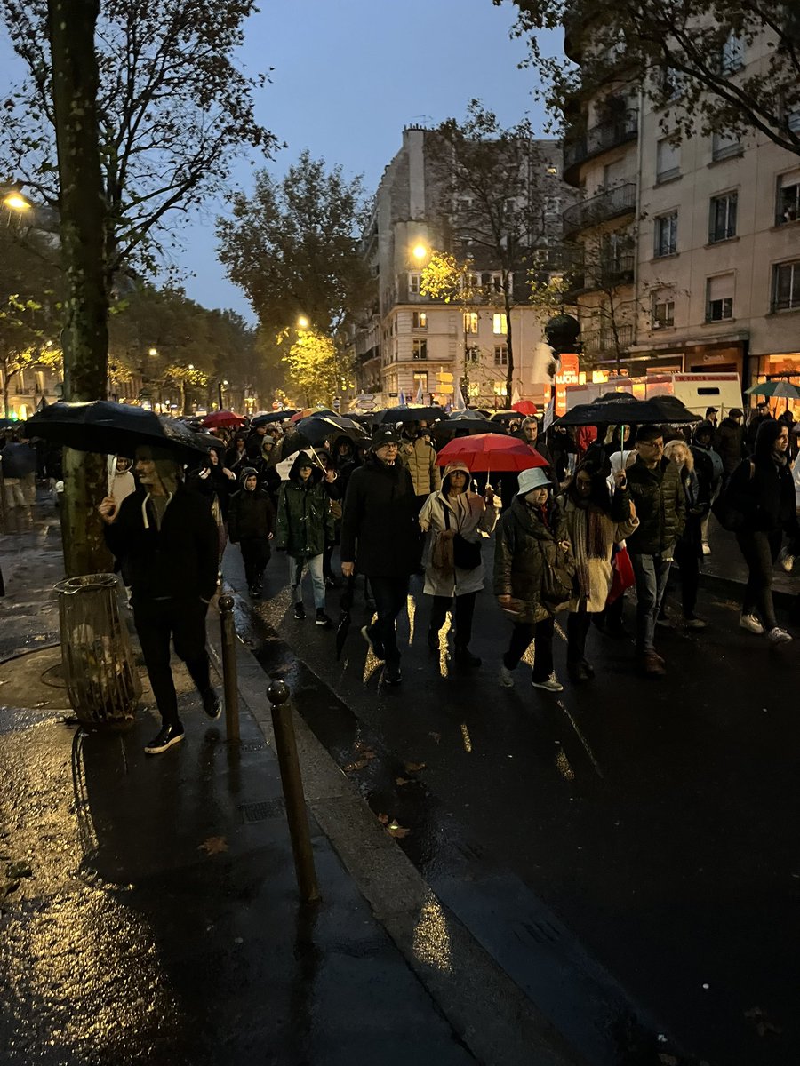 Mehr als 100.000 Menschen auf den Straßen von Paris, um gegen Antisemitismus zu demonstrieren. Friedlich, ohne Hass, in großer Würde. Und als Regen und Dunkelheit einsetzten, riss der Strom immer noch nicht ab. Frankreich at its best. #NeverAgainIsNow #marchecivique