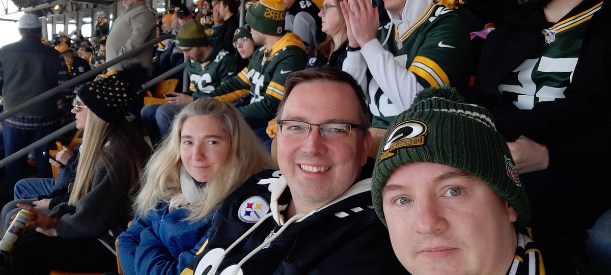 Grüße aus Pittsburgh. Einmal <a href="/packers/">Green Bay Packers</a> einmal <a href="/steelers/">Pittsburgh Steelers</a> einmal neutral #rtlnfl