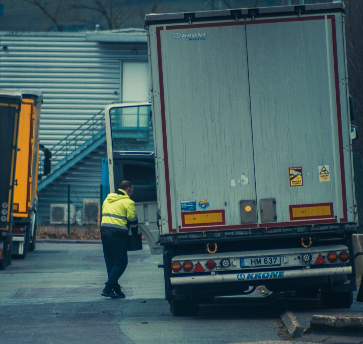 New paper challenges and expands prevailing paradigm that guides work-health-safety research.  Health &amp; safety challenges of working people can be fully understood only when examining them as complex wholes with interacting parts. Learn more sjweh.fi/article/4130
