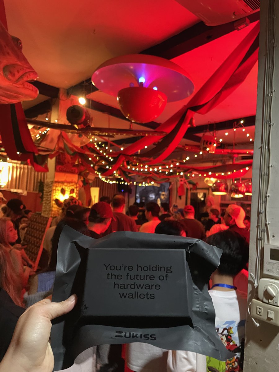 WildSoSerious's tweet photo. I think I have luck about giveaway lol
Hardware wallet and Tee for tonight!
#FTBC https://t.co/fcbcXLvUSd