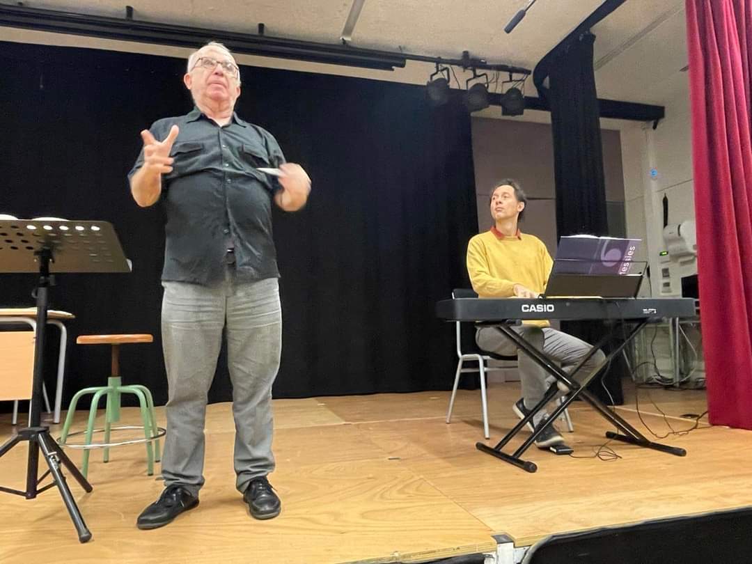 MessiesBcn's tweet photo. Cap al final de l’#assaig el #director ens ha fet barrejar per tal d’escoltar el que canten els altres. Ha resultat una experiència diferent i molt enriquidora!
El pianista @claudiosuzin ha estat molt atent a les indicacions de  #JordiCasas, acompanyant cada nota acuradament https://t.co/xEBK7p6MzI