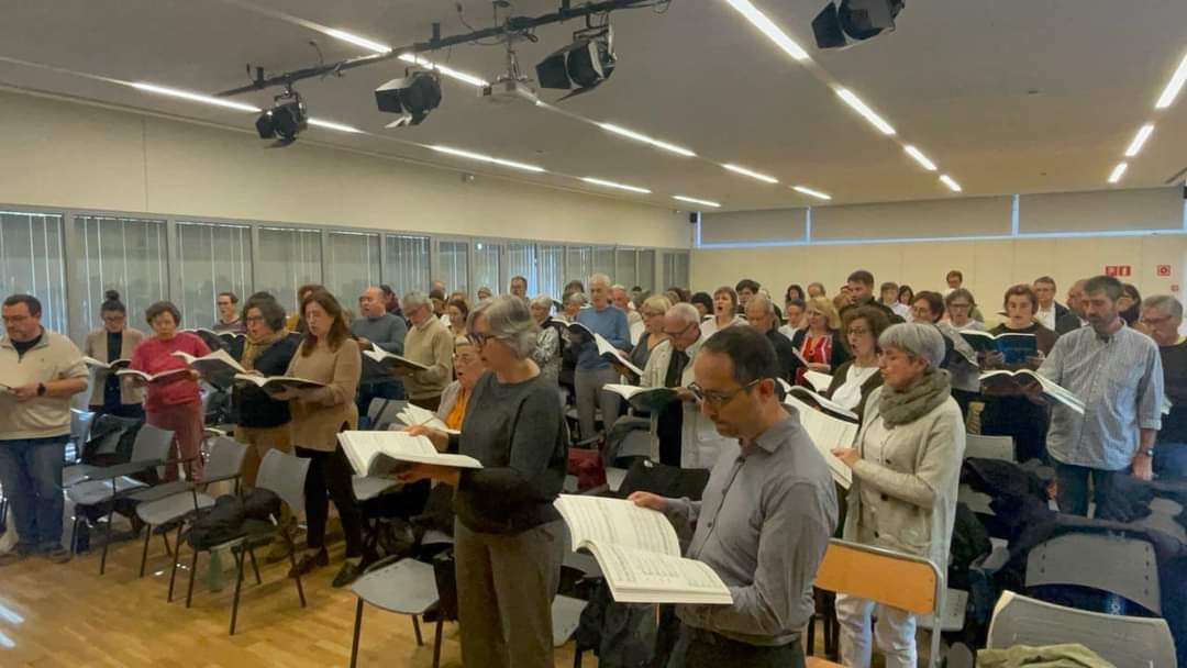 MessiesBcn's tweet photo. Avui, 2on #assaig a #Girona amb en #JordiCasas. 
Ens ha regalat algunes #perlesdeldirector :

- La lletra “i” té un so de trepant, punxa molt! Cal arrodonir-la per fer un so més bonic.
- Les consonants defineixen el so i les vocals donen el color. 
📸 @Adrateia 
#Messies https://t.co/EQXio4NFli