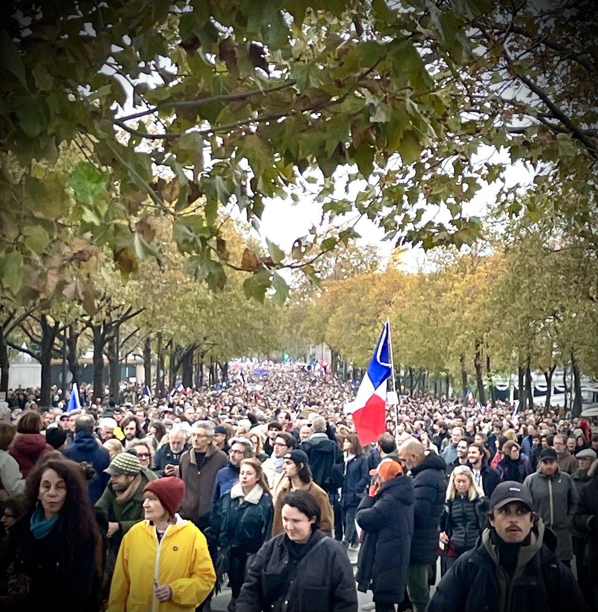 Aminelkhatmi's tweet photo. De la tenue, de la dignité, la Marseillaise, des policiers applaudis… La France comme on l’aime pour dire à nos compatriotes de confession juive : vous n’êtes pas seuls, vous ne serez plus jamais seuls face à la lèpre antisémite https://t.co/5WajgYMhkp