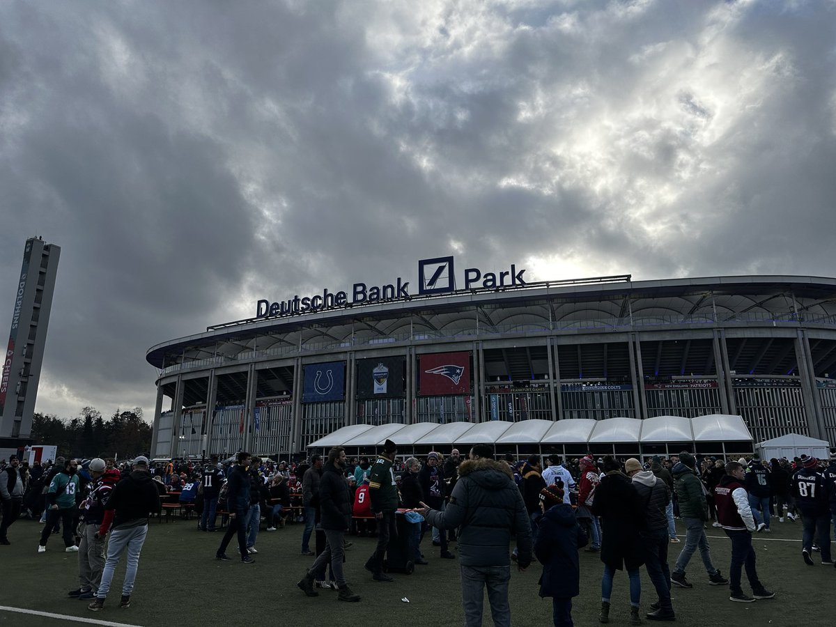 iZallGu's tweet photo. NFL Frankfurt Game INDvsNE https://t.co/fFUzwvbg13