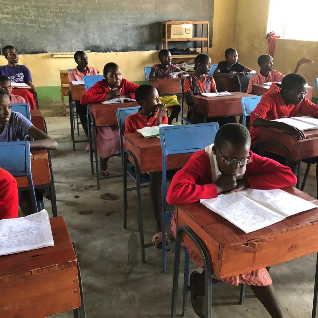 Cada día en la ADCAM Mara Vision School es una página nueva llena de esperanza y aprendizaje. Estas fotos reflejan el verdadero espíritu de nuestros pequeños héroes Masai, quienes abrazan la educación con ilusión  🌟📚 #Educacion #Kenia  #ADCAMSchool