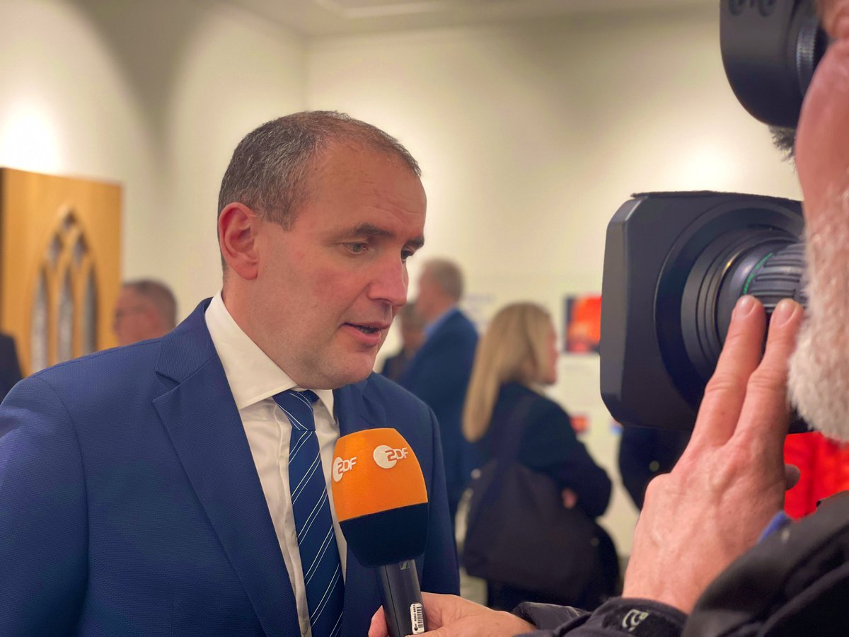 Islands Präsident Gudni Th. Johannesson, ist heilfroh, dass die Evakuierung Grindaviks schnell und gut abgelaufen ist und dass die Bevölkerung mitgezogen hat. Gegen die Kräfte der Natur sei der Mensch machtlos.