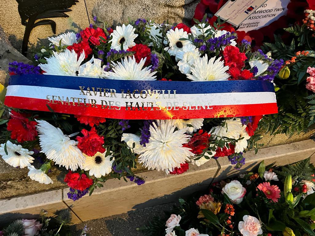 #Armistice11Novembre À #fontenayauxroses nous avons honoré les morts pour la France à la fois au cimetière de la Ville et devant le monument aux morts.  merci aux délégations de nos villes jumelées , aux collégiens fontenaisiens qui ont participe à tous les participants