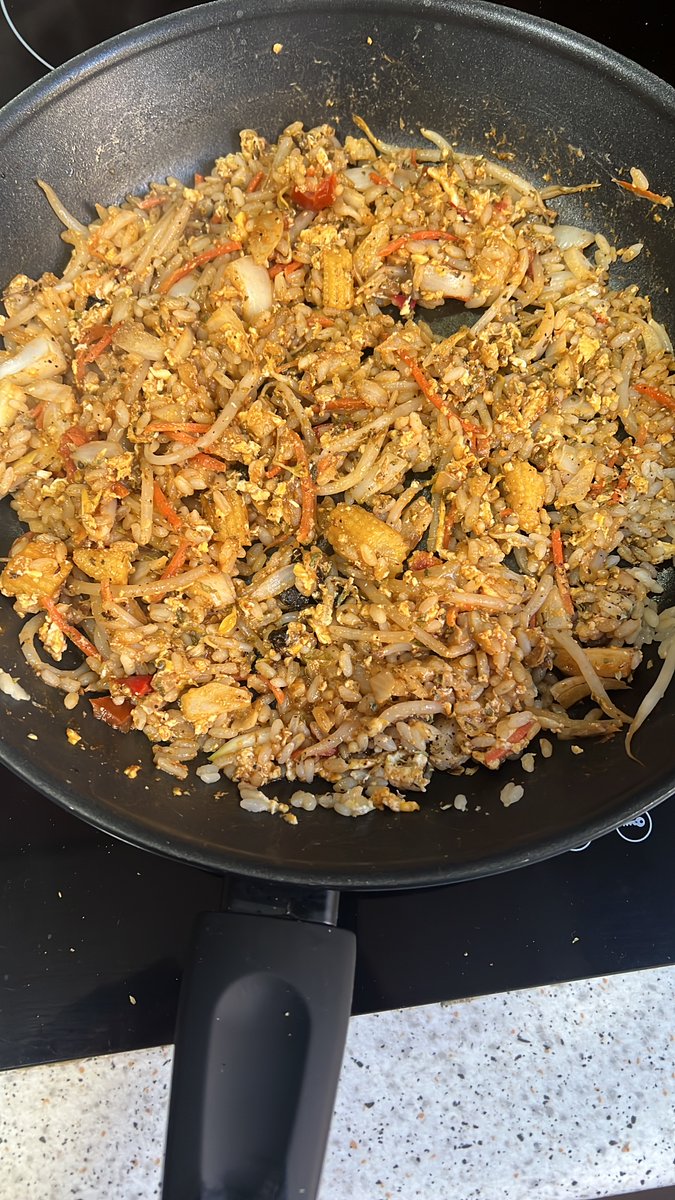 angelponstv's tweet photo. Cocinando arroz a lo Super SaiyΓ‘nππ·. Combina brotes, huevo, cebolla.. y sobretodo soja π·. #ArrozSuperSaiyan #ComidaPoderosa https://t.co/YO6FPtGTFN