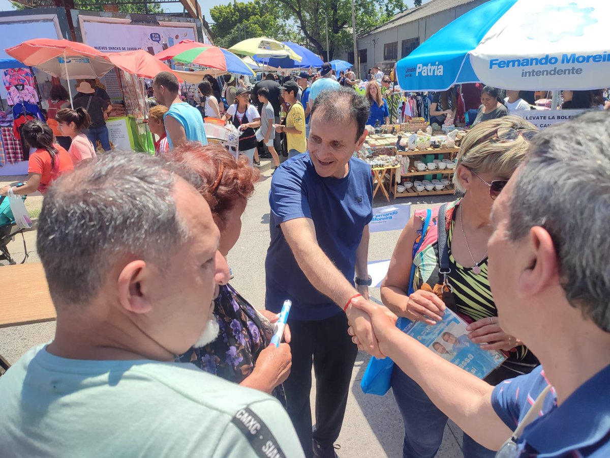 DiegoPerrella's tweet photo. Con @gkatopodis pasamos por la feria de Libertador, seguimos hablando con nuestra gente. 

No vamos a parar, en 1 semana elegimos al próximo presidente de nuestro país, y no le vamos a rifar el destino de la patria a quien la quiere destruir. 

El domingo es con @SergioMassa. https://t.co/HBhkD71uWA