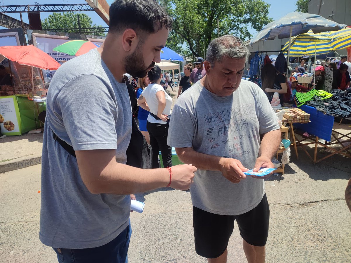 DiegoPerrella's tweet photo. Con @gkatopodis pasamos por la feria de Libertador, seguimos hablando con nuestra gente. 

No vamos a parar, en 1 semana elegimos al próximo presidente de nuestro país, y no le vamos a rifar el destino de la patria a quien la quiere destruir. 

El domingo es con @SergioMassa. https://t.co/HBhkD71uWA