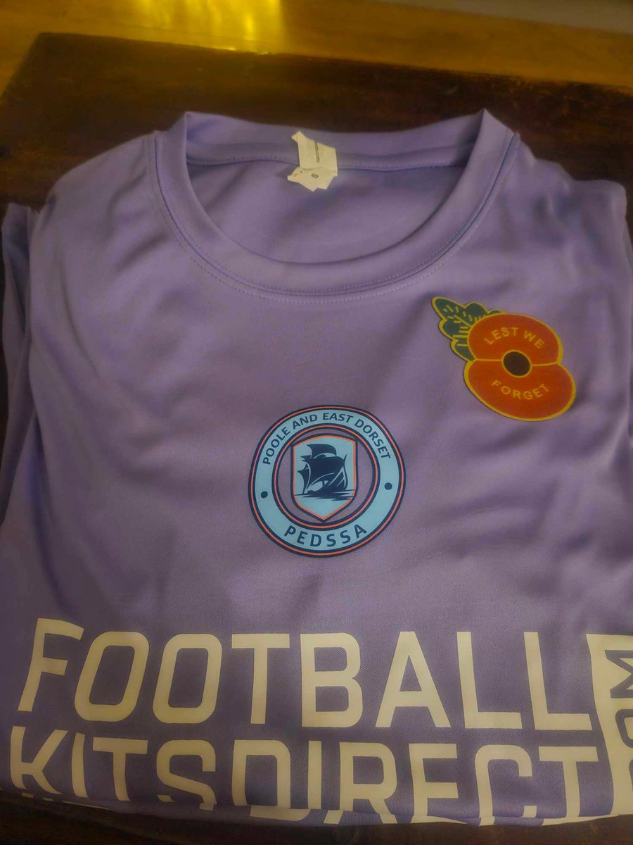 Teamgrassroots_'s tweet image. PEDDSA 

Burton U11s 

Bolton Woods Sharks U13s

Horsham FC

All paying their respects for the fallen.

At the eleventh hour on the eleventh day of the eleventh month – we will remember them.❤️

#GrassrootsRemembers #LestWeForget