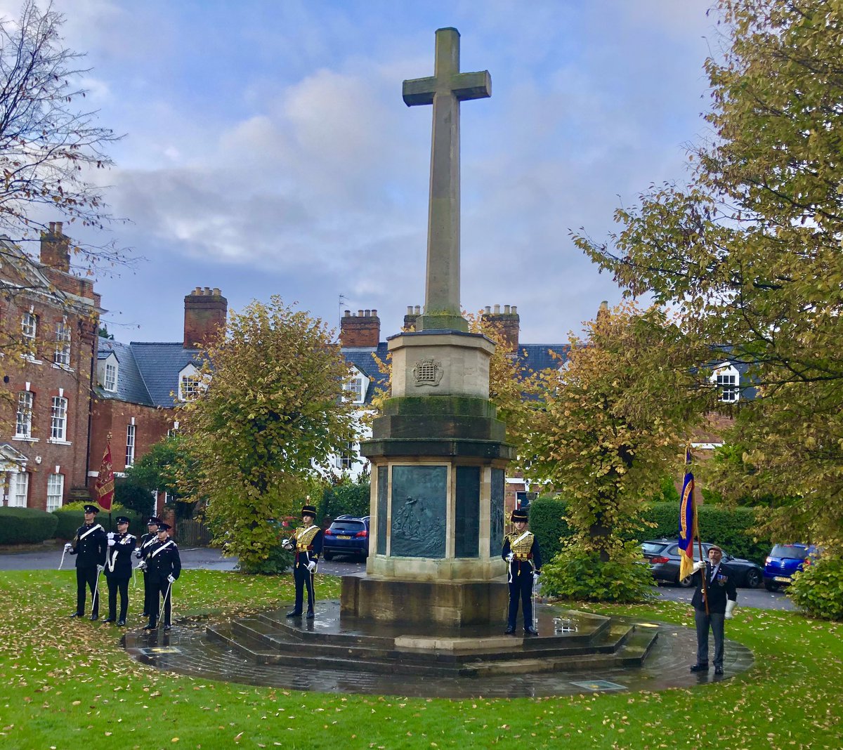 Great turnout today for the Remembrance Sunday Wreath Laying at the RGH War Memorial. The Mayor of Gloucester, Commander ARRC, RGH Hon Col Lord de Mauley and the Chief Constable laid wreaths. We will remember them. @COM_ARRC #Gloucester #GloucesterCathedral #RemembranceSunday