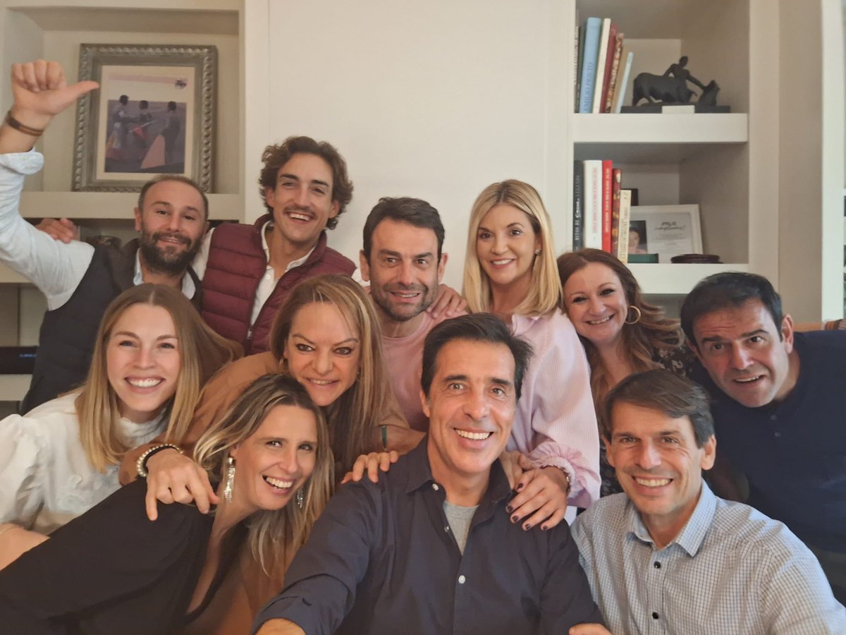 Bonita comida con mis compañeros y amigos ratos como estos hacen grande la vida.