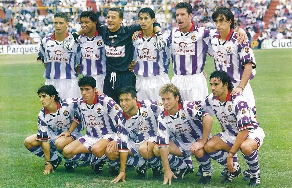Alineación del Pucela en un partido de la 97/98, una temporada marcada por la destitución radiofónica de Cantatore y en la que se jugó UEFA.

⬆️ Arriba: Edu Manga, Benjamín, César, Peña, Gutiérrez y Santamaría;

⬇️ Abajo: Víctor, Juan Carlos G., Marcos, Juan Carlos R. y Quevedo.