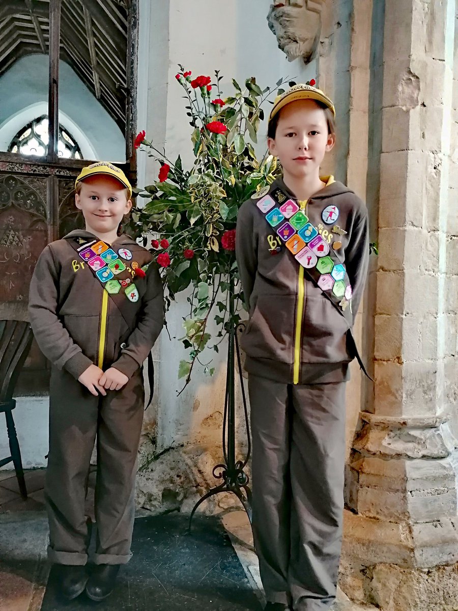 naked_huntress's tweet image. From farmyard to church. The Brownies led the Remembrance Service in the village  today. So proud of my girls for delivering some of the readings and prayers ❤️ The village lost 41 men during WW1, 7 of those from our family, 3 were brothers, lost in 2 months #LestWeForget2023
