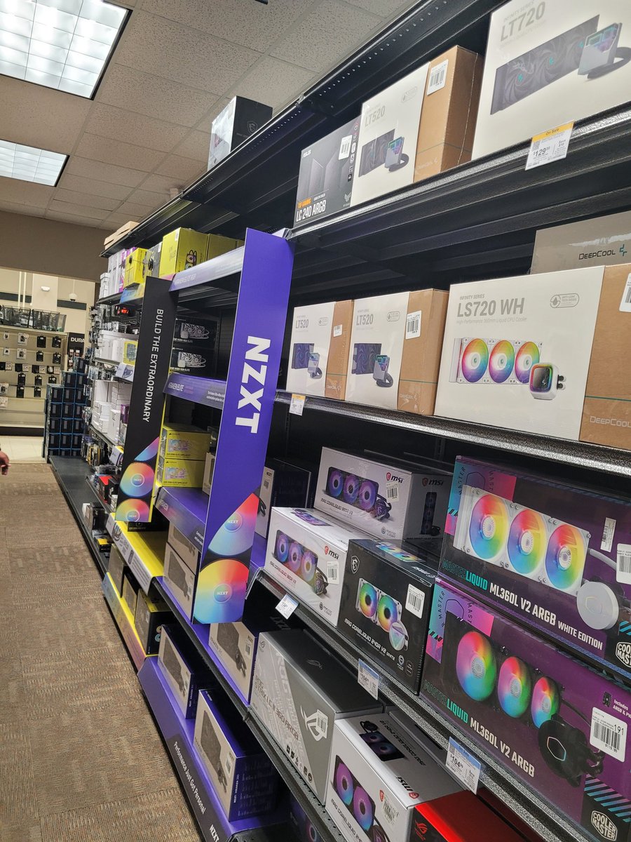 fonnielove17's tweet image. I need to explore the stores near me/away from more often. I didn't even know there was a computer/electronic store near me