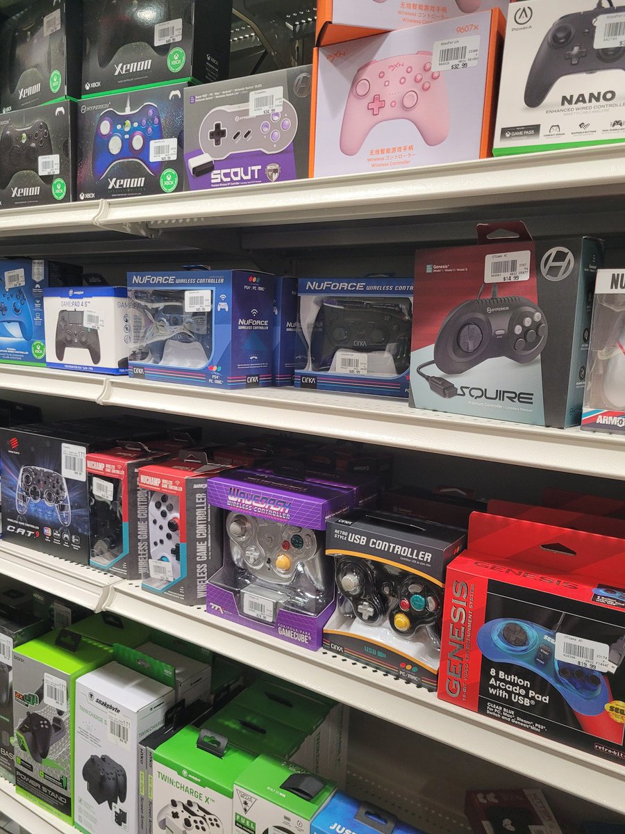 fonnielove17's tweet image. I need to explore the stores near me/away from more often. I didn't even know there was a computer/electronic store near me