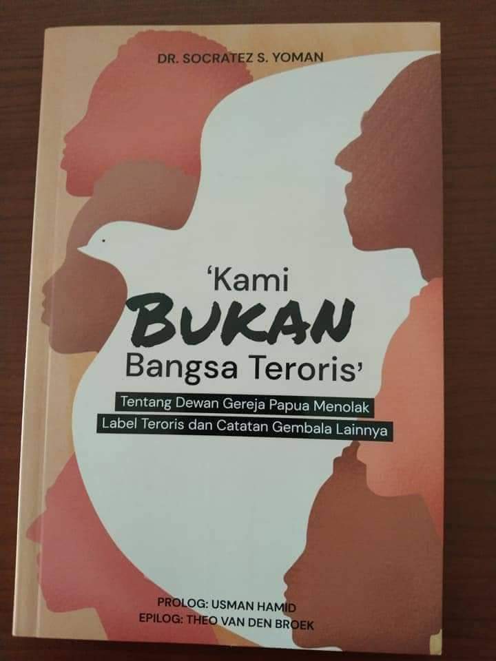 "Kami Bukan Bangsa Teroris". Maksudnya, kami orang Papua bukan bangsa teroris, kami manusia ciptaan Allah serupa dan Gambar-Nya. Kami menolak stigma pemerintah Indonesia terhadap orang Papua; teroris. Lebih lengkap baca buku saya. Pesan/beli hub: 081258915274 (Mage).