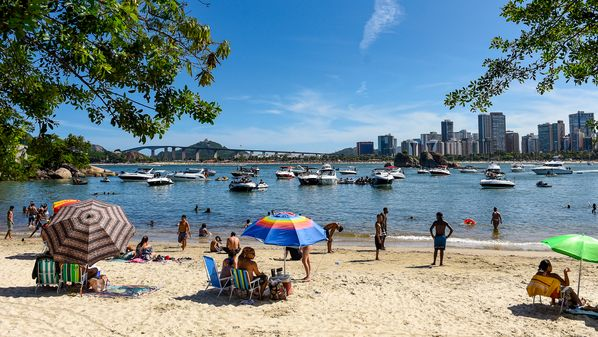AGazetaES's tweet photo. Tiroteio assusta banhistas em praia da Ilha do Frade [ https://t.co/6JrmH2CFsC ]

Quem estava na região relatou que pelo menos 15 disparos foram efetuados; ainda não há informações sobre feridos https://t.co/BYhURkAS56