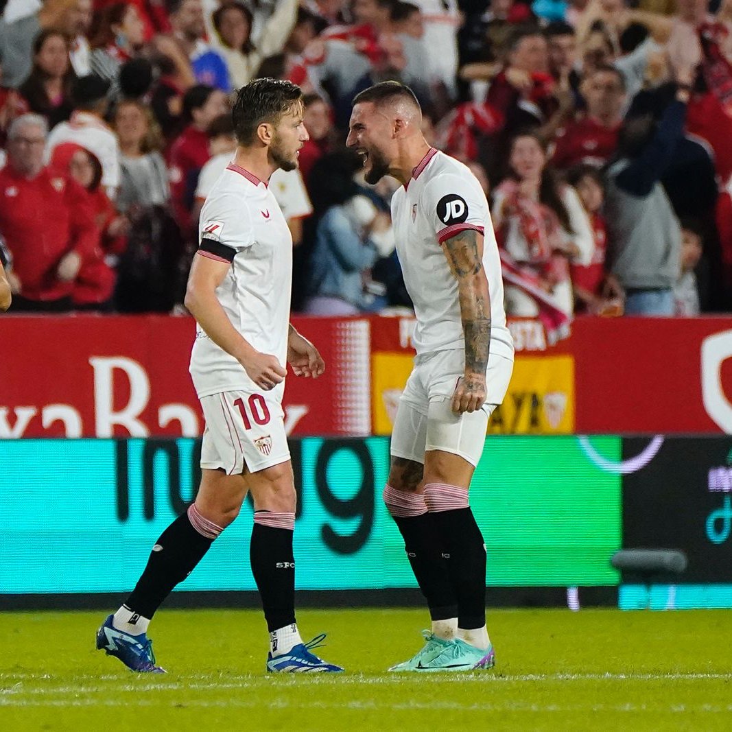 SevillaFC's tweet photo. 🤯 ¡Qué 𝗚𝗢𝗟𝗔𝗭𝗢 te sacaste, @ivanrakitic! 🙌🏻

#ElGranDerbi https://t.co/wWECgdcuLG