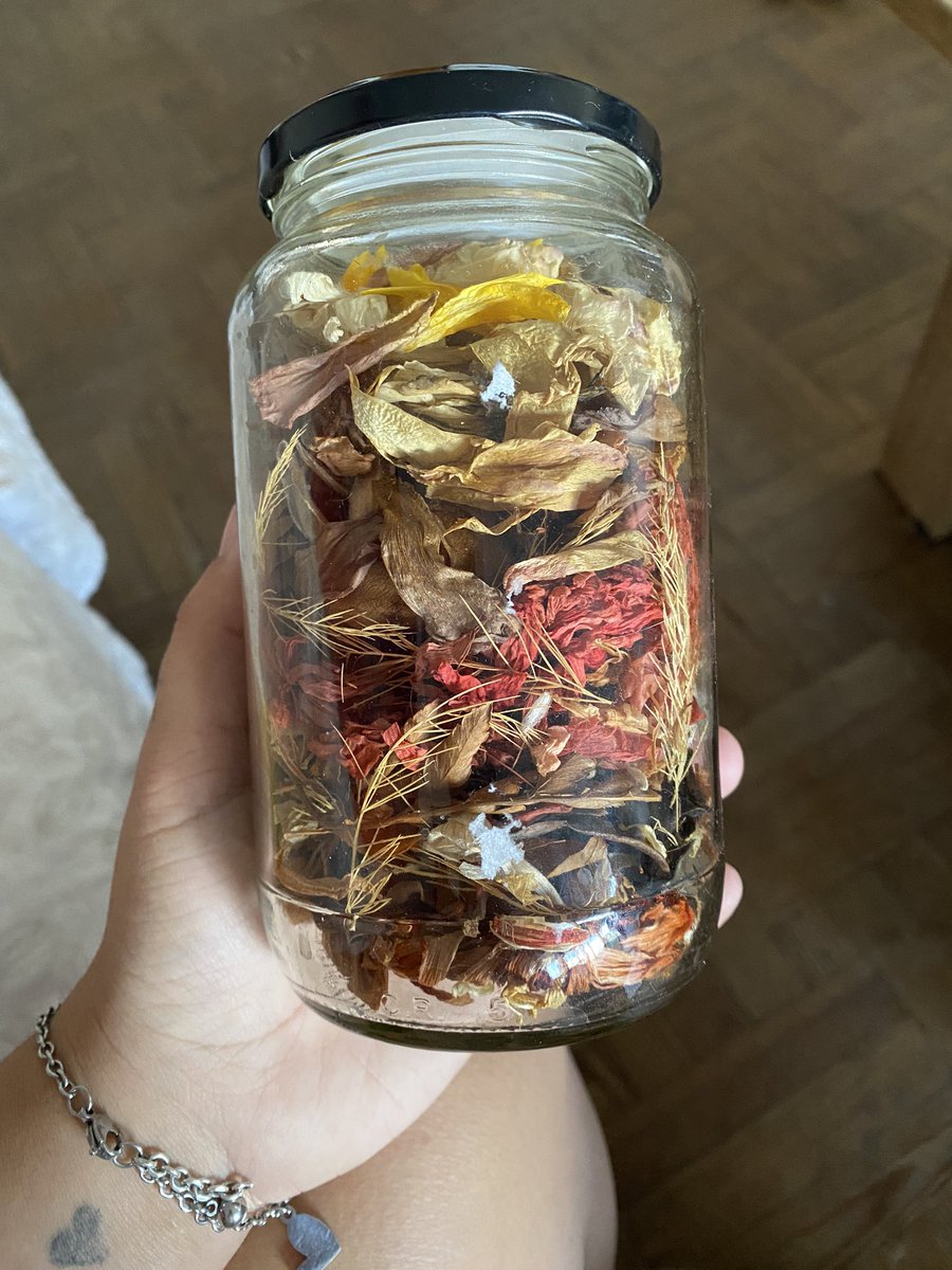 tengo un frasco donde guardo algunos pétalos de todas las flores que me regalo mi marido en estos 3 años lo que se dice ser de piscis