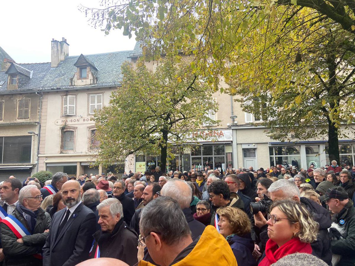 À Rodez sous le médaillon Jean Moulin 400 Aveyronnais se sont rassemblés ont applaudi et chanté la Marseillaise pour affirmer leur attachement à la République 🇫🇷rejeter l’antisémitisme et toutes les formes de racisme