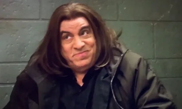 My 8 year old has gone early with The Christmas Chronicles. Career defining performance by <a href="/StevieVanZandt/">🇺🇸🕉🇺🇦🟦Stevie Van Zandt☮️💙</a> never fails to raise a smile 😊