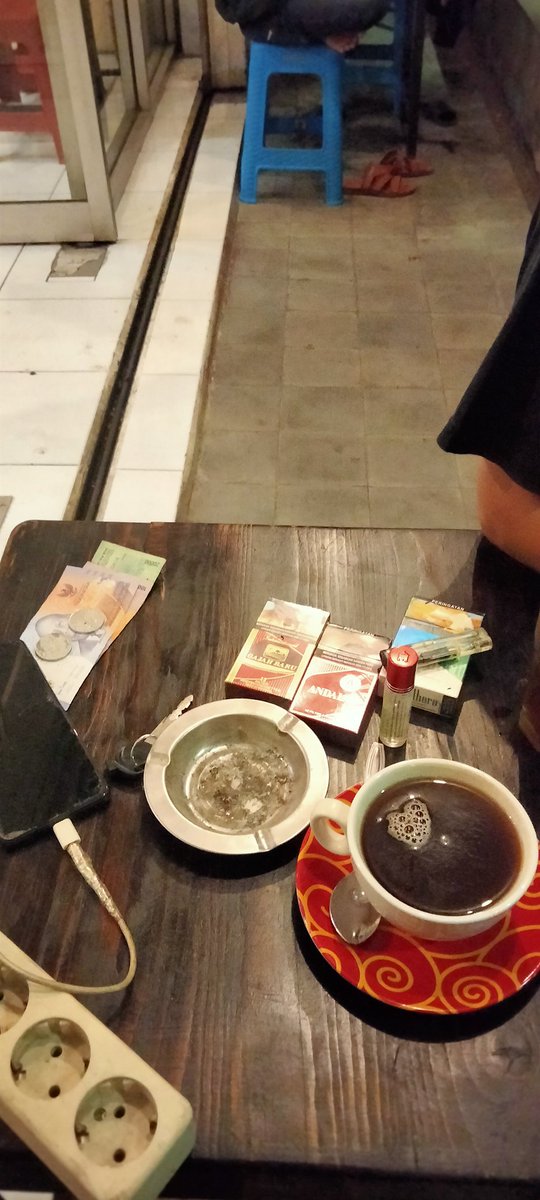 Namanya juga kehidpunk, 

kadang ngopi, kadang ngeteh. Jadi teh, kapan siap keluarga besar kita kumpul atuh, teteh?