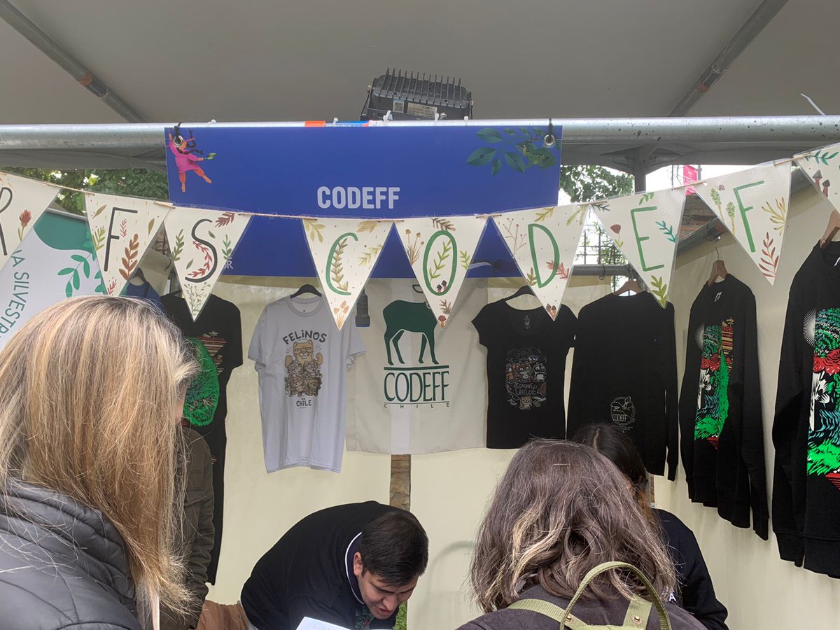 codeffchile's tweet image. #CODEFF estuvo en la segunda versión del Festival Ladera Sur, realizado durante este fin de semana. Con un stand informativo, poleras, ilustraciones, stickers y más, estuvimos acompañando esta actividad de educación ambiental de nuestros amig@s de #LaderaSur