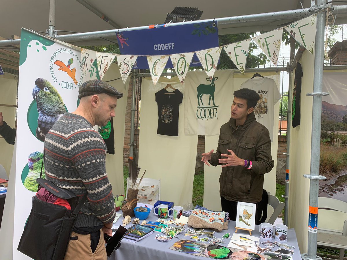 codeffchile's tweet image. #CODEFF estuvo en la segunda versión del Festival Ladera Sur, realizado durante este fin de semana. Con un stand informativo, poleras, ilustraciones, stickers y más, estuvimos acompañando esta actividad de educación ambiental de nuestros amig@s de #LaderaSur