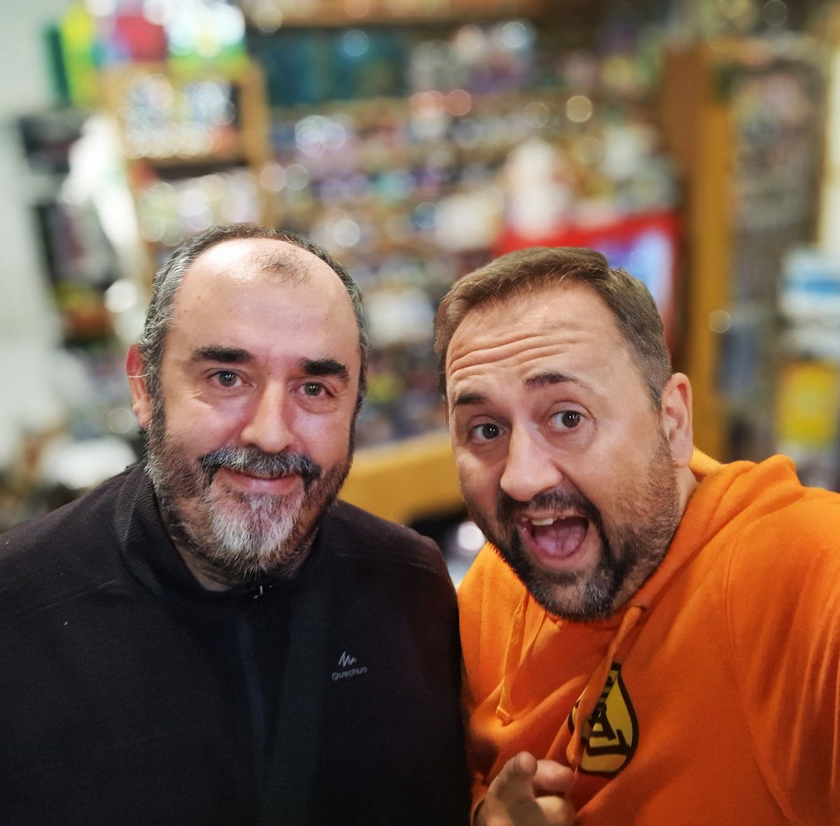 RebellionMTG's tweet photo. ¡Venido desde Bilbao, ni más, ni men os! Muchas gracias por pasarte a conocernos ¡nos hacen mucha ilusión vuestras visitas! Te esperamos en la próxima presentación Txerom 😉👍

#selfiesrebeldes @txeromMTG
#rebeldesporelmundo #soislomas https://t.co/4hK306kCkY