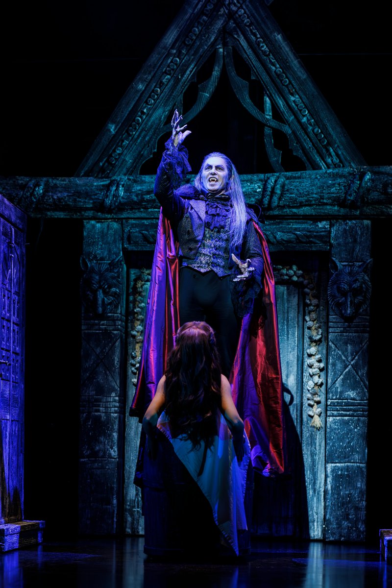 New set of promo photos for Tanz Der Vampire's new production in Hamburg, which opens TONIGHT. Featuring Rob Fowler as von Krolock, and Kristin Backes as Sarah.