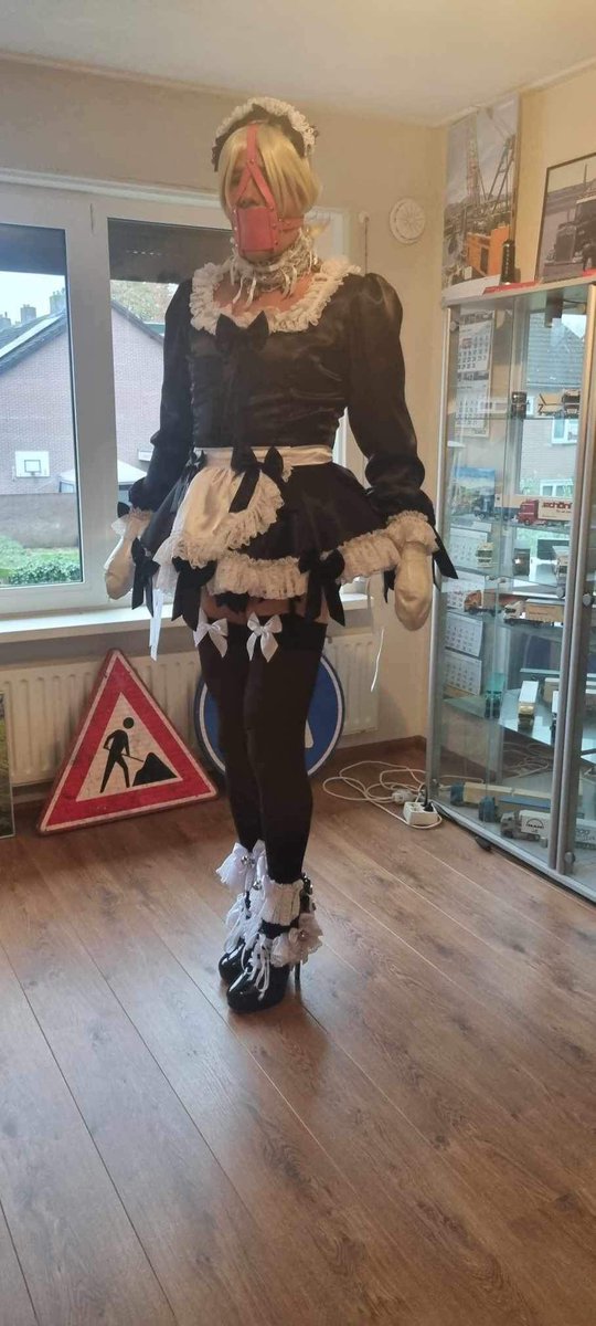 Bo27Stephanie's tweet photo. Sissy maid showing of her new heels https://t.co/0NdyTA8PsL