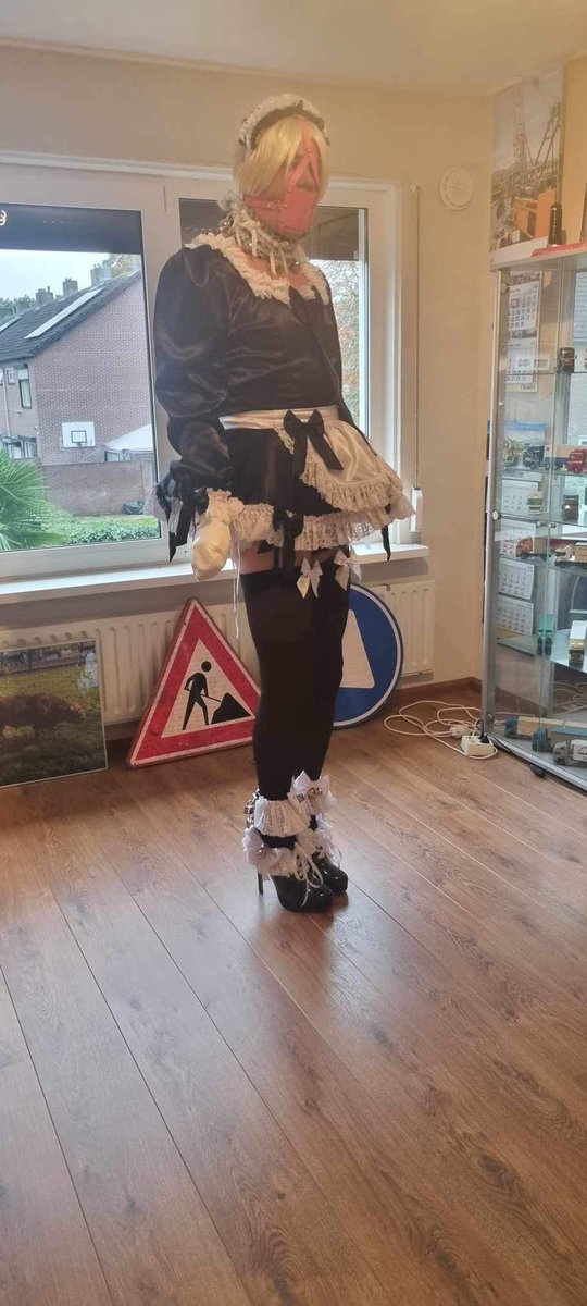 Bo27Stephanie's tweet photo. Sissy maid showing of her new heels https://t.co/0NdyTA8PsL