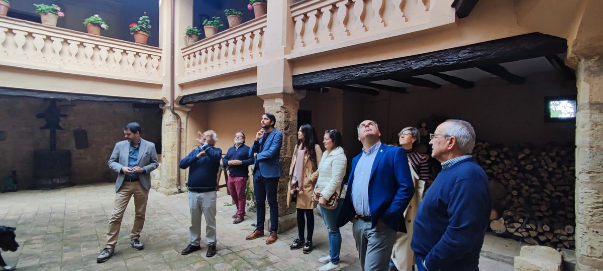 ConsellAnoia's tweet photo. Avui el president del @ConsellAnoia ha visitat la Torre de Claramunt amb motiu de la celebració de la Festa de la Cassola de Vinya. Una bonica festa que rememora la vida de pagès amb el menjar d'hivern dels que treballaven a les vinyes com a protagonista, la cassola de vinya. https://t.co/Sy5aofwhLS