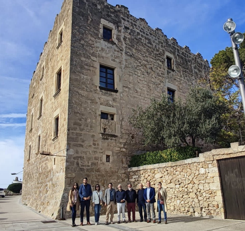 ConsellAnoia's tweet photo. Avui el president del @ConsellAnoia ha visitat la Torre de Claramunt amb motiu de la celebració de la Festa de la Cassola de Vinya. Una bonica festa que rememora la vida de pagès amb el menjar d'hivern dels que treballaven a les vinyes com a protagonista, la cassola de vinya. https://t.co/Sy5aofwhLS
