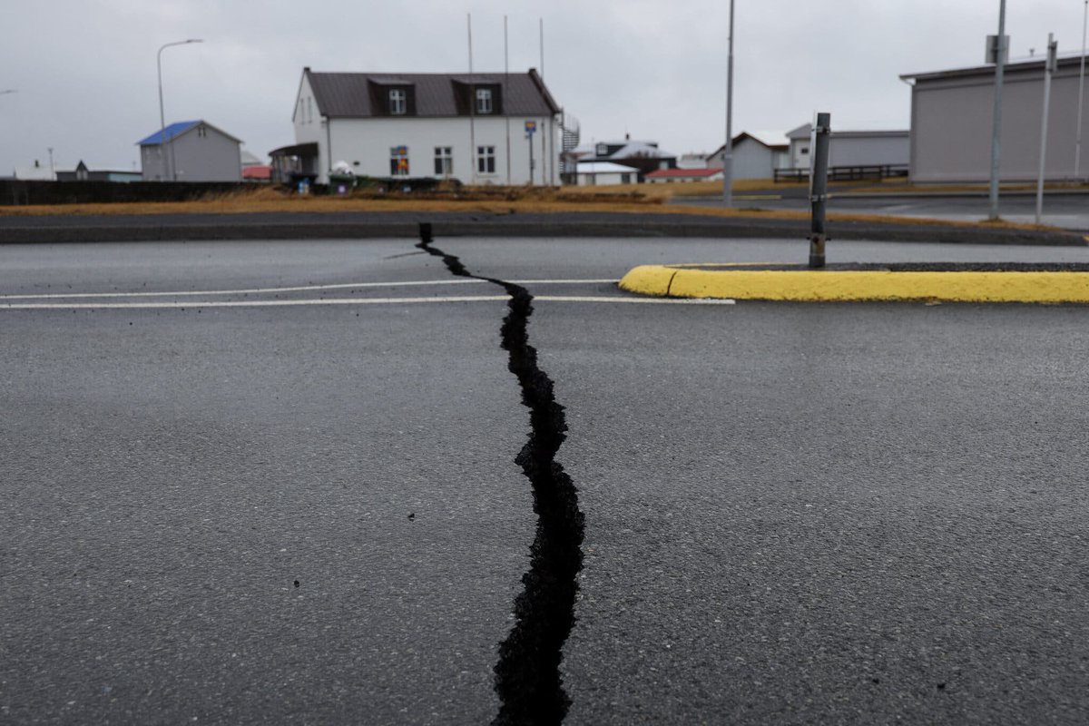 NewsJoshjacobs's tweet photo. #BREAKING Reports of earthquakes in Grindavik, Iceland prompt evacuation of 4,000 residents!  Officials warn of considerable risk of volcanic eruption. Stay safe, folks!  #Iceland #Volcano #Earthquakes https://t.co/ye36FN7Aw5