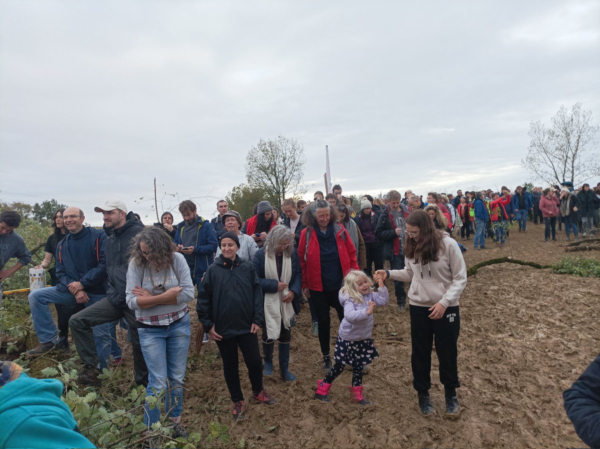 lrgsansbitume's tweet photo. Il aura fallu la venue de 300 personnes et l'intervention de @KarenErodi auprès du @prefet81 pour pouvoir leur fournir ce qui leur manquait depuis trois jours ! Soutien @revadesarbres, et aux deux autres courageux écureuils. 
#soutienauxecureuils #droitsdelhomme #stopbitume #A69 https://t.co/epJ1c587UT