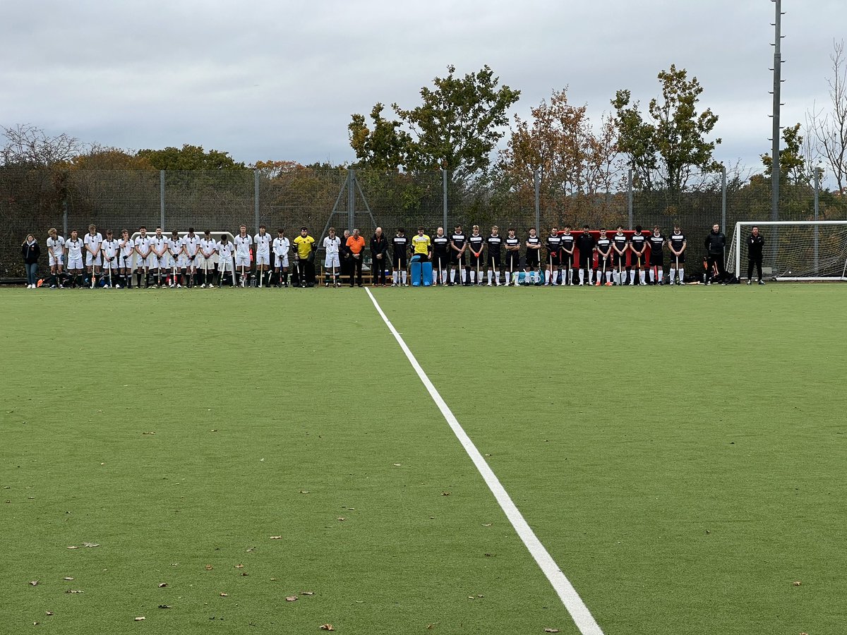 GoddersSteve's tweet photo. Remembrance Day respect from @hockeyfareham @ExeterUniHC today at @EnglandHockey West Conference game
@swsportsnews
#LestWeForget #RemembranceDay #Respect #hockey #moreimportantthings #Fareham #community https://t.co/BfKUIHuSBA