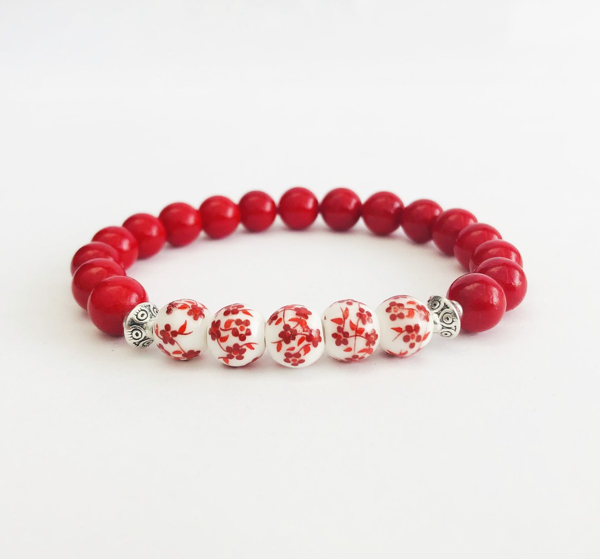 🔥 Our #Sale is Now On! 🔥
#HandmadeInUK Red Gemstone and Floral Painted Porcelain Bead #Bracelet. 10% off. Reduced price £9. Free UK shipping. We ship worldwide. 
#ValerieGiftsUK 
#UKCraftersHour #CraftHour #HandmadeHour #CraftBizParty
valeriegiftsuk.etsy.com/listing/904377…