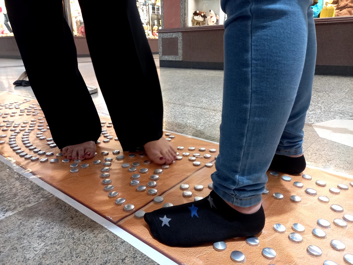 rashghi_art's tweet photo. ⠠⠠⠥⠝⠎⠑⠑⠝
UNSEEN
steptouch
My last exhibition for blind people
The arrangement of the works, which were carpet patterns, was on the floor.
Blind people touched with their feet and drew.
This is unbelievable.
#steptouch #UNSEEN #brailleart https://t.co/1kpb4cR2AN